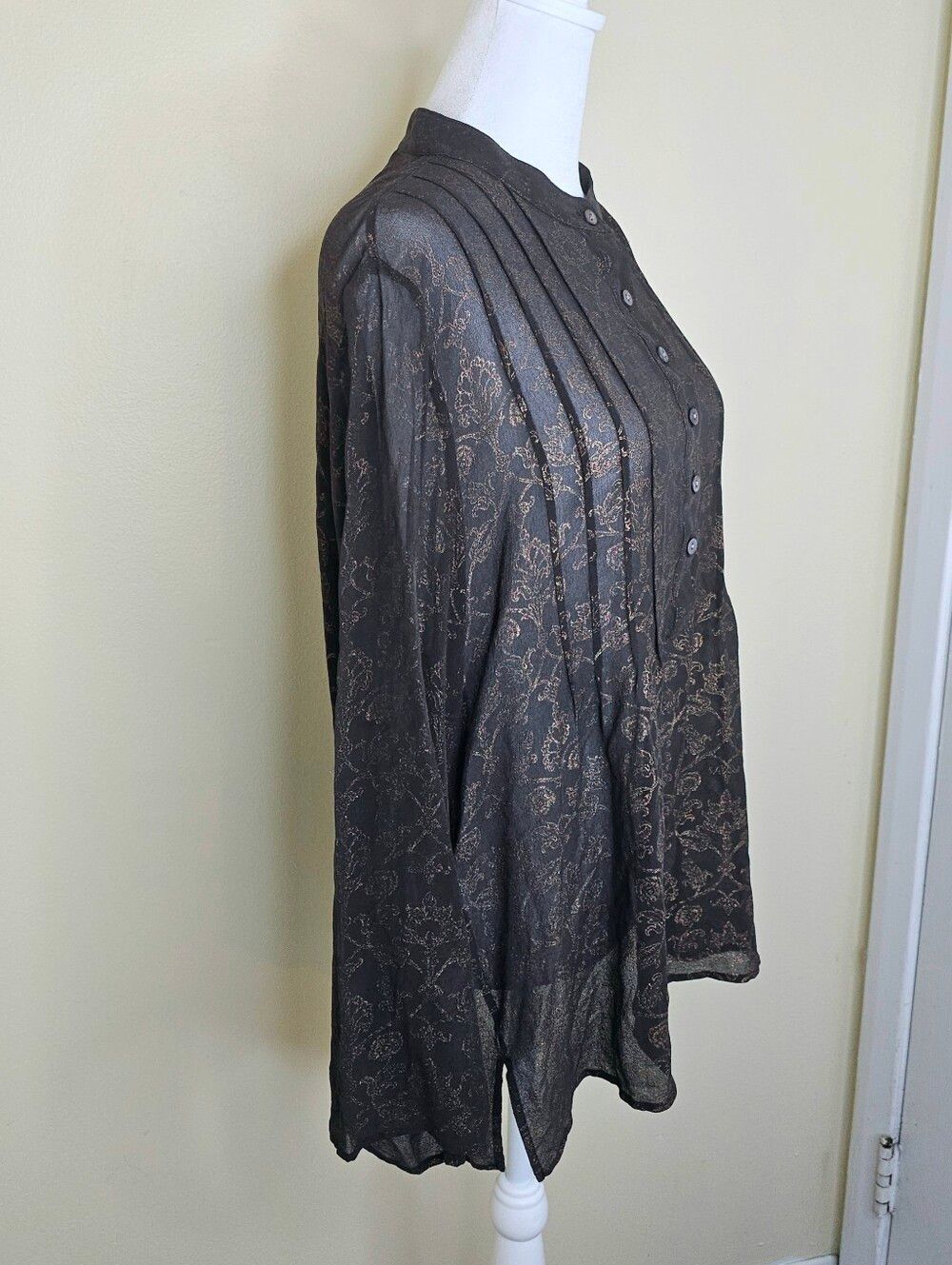 CHICO'S 100% Silk Sheer Foil Floral Blouse Mandarin Collar Pintuck Size 3 - Picture 9 of 13